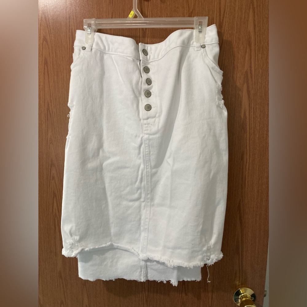 White Jean stretchy button fly frayed hem and rustic. New w/o tags